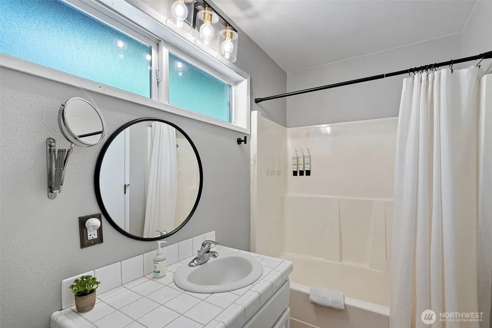 41 E Westlake Place Allyn, WA 98524