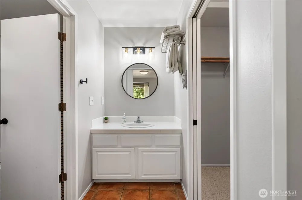 41 E Westlake Place Allyn, WA 98524