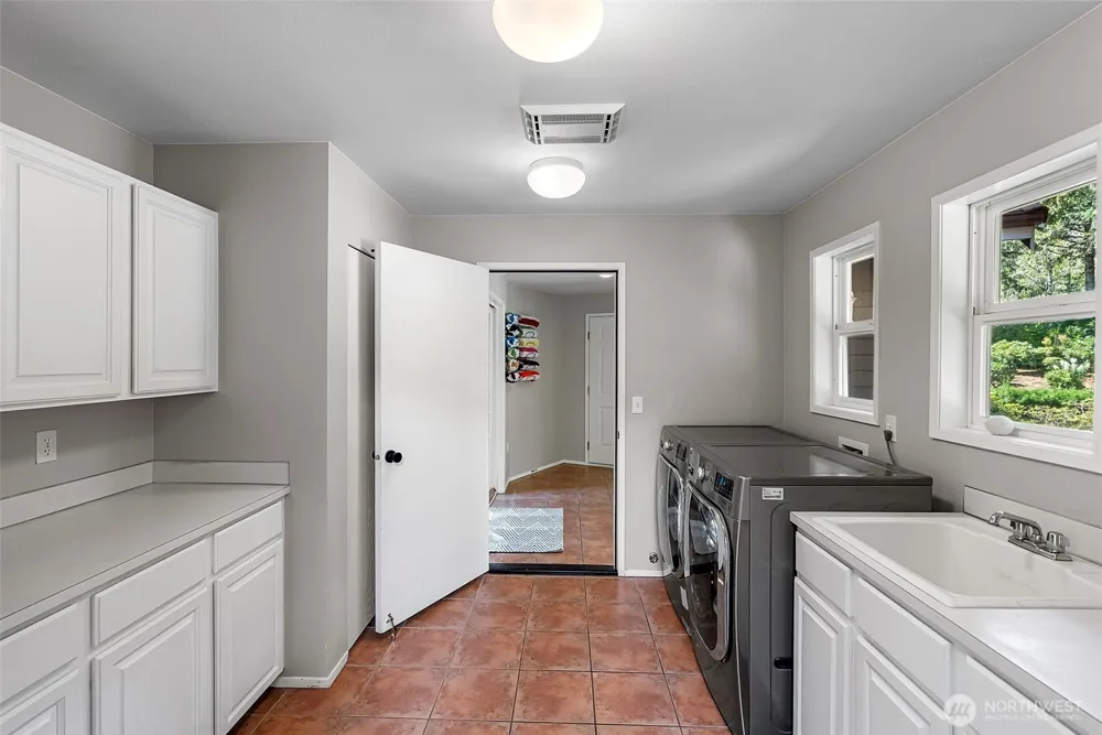 41 E Westlake Place Allyn, WA 98524