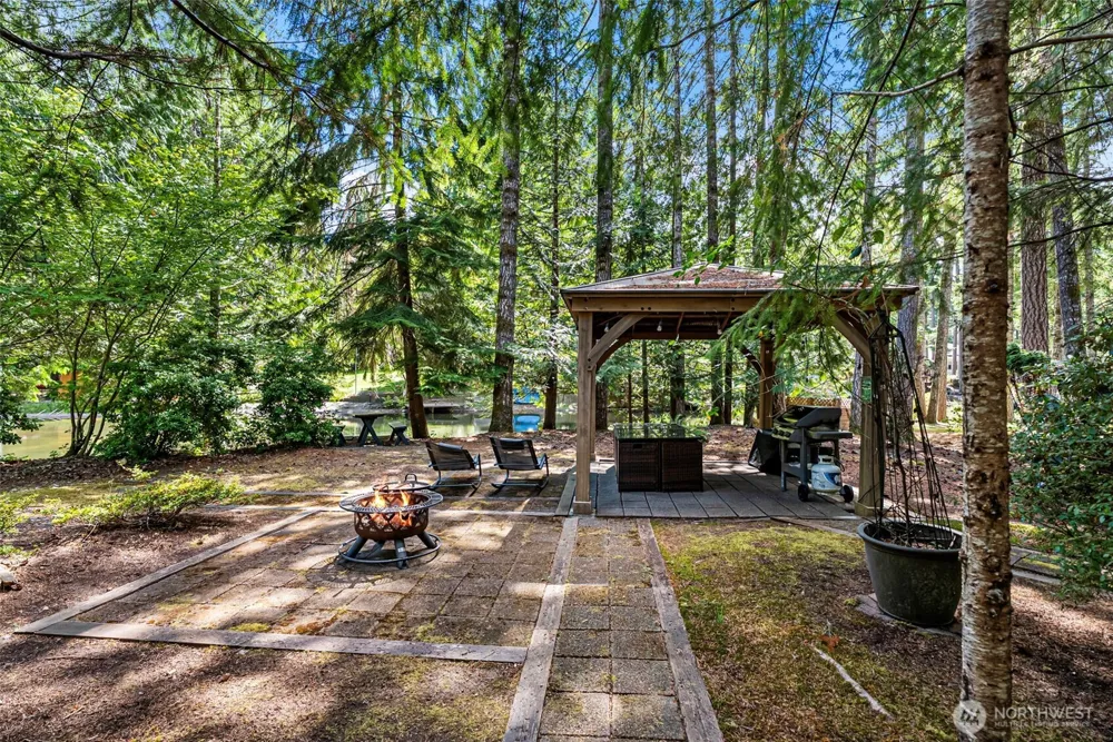 41 E Westlake Place Allyn, WA 98524