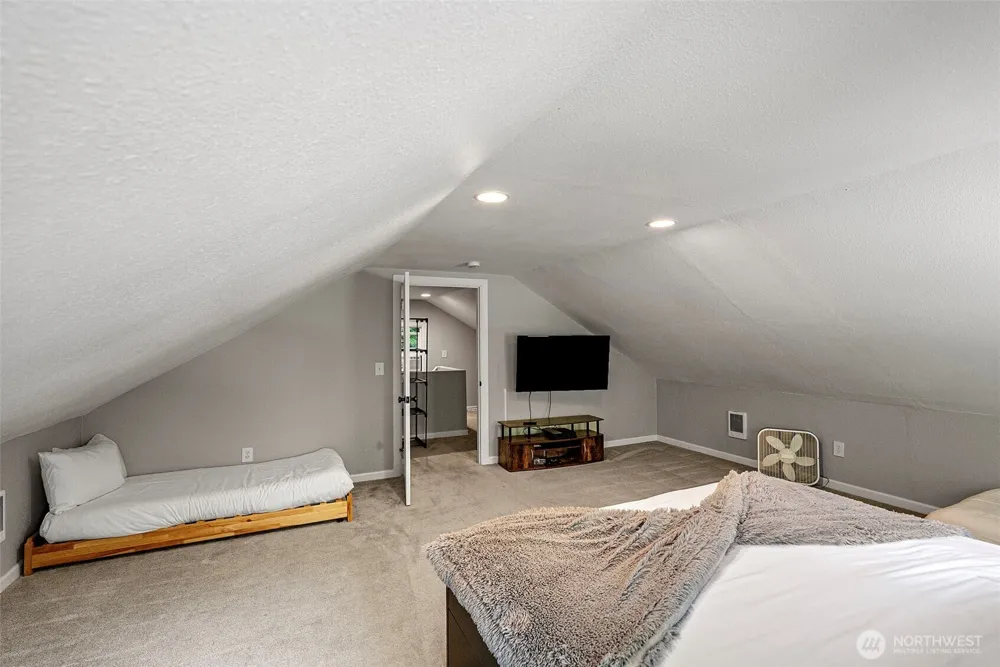 41 E Westlake Place Allyn, WA 98524
