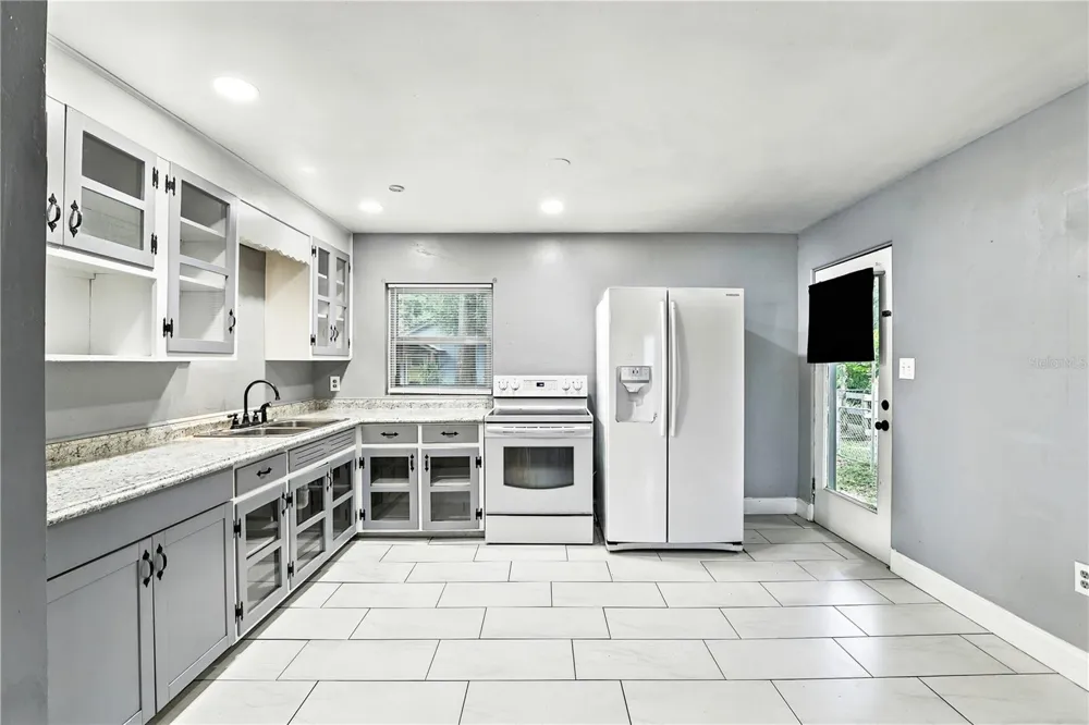 1412 E VOORHIS AVENUE Deland, FL 32724