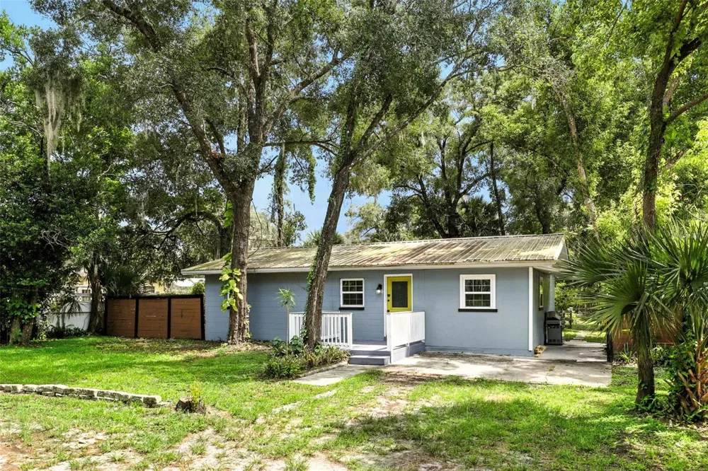 1412 E VOORHIS AVENUE Deland, FL 32724