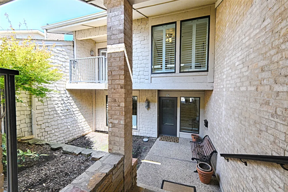 19 Country Lake Drive Carrollton, TX 75006