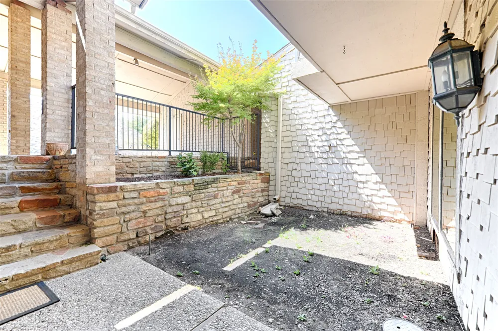 19 Country Lake Drive Carrollton, TX 75006