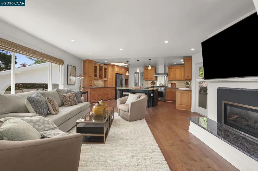 10 Darnby Orinda, CA 94563