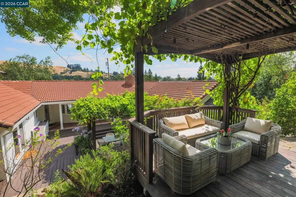 10 Darnby Orinda, CA 94563