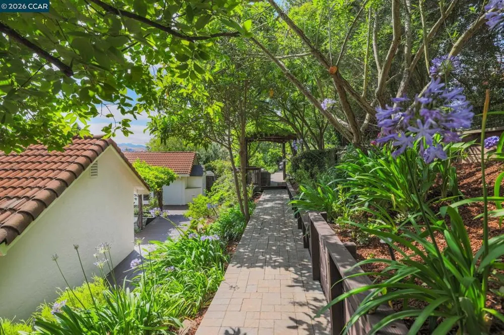 10 Darnby Orinda, CA 94563