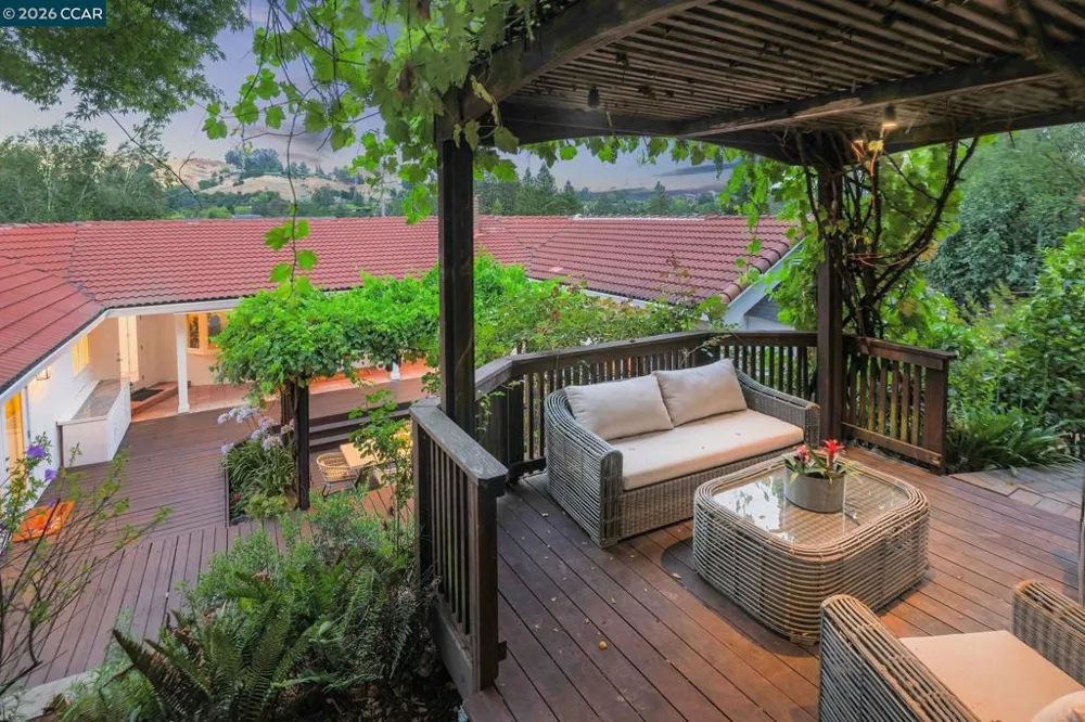 10 Darnby Orinda, CA 94563