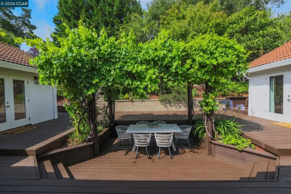 10 Darnby Orinda, CA 94563