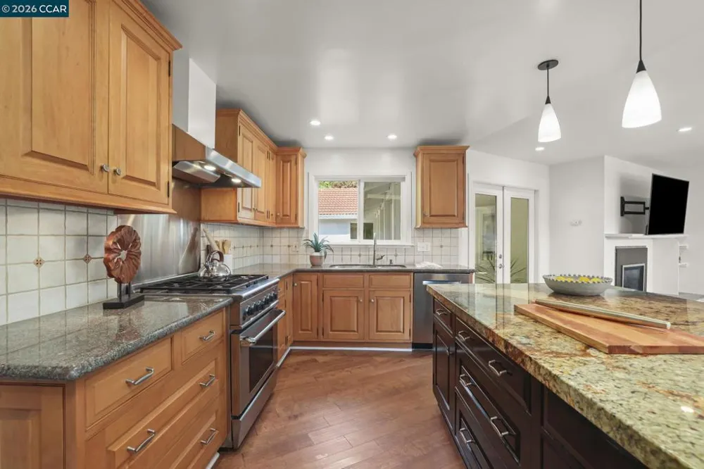 10 Darnby Orinda, CA 94563