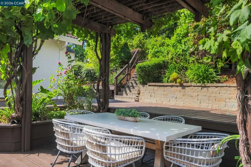 10 Darnby Orinda, CA 94563