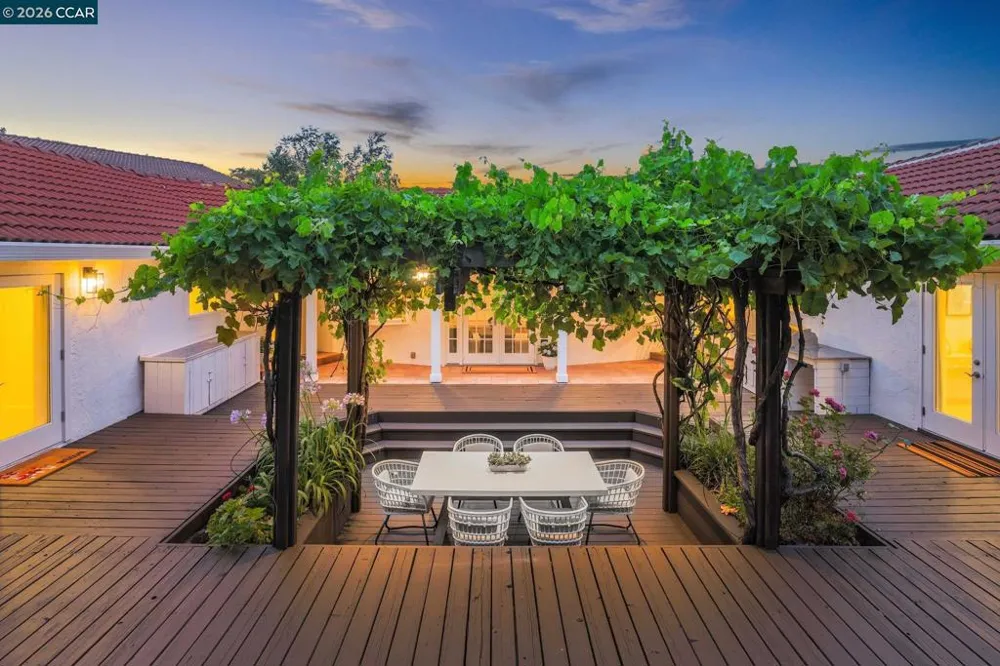 10 Darnby Orinda, CA 94563