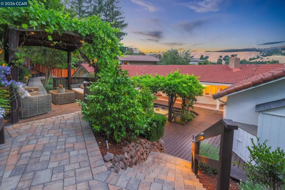 10 Darnby Orinda, CA 94563