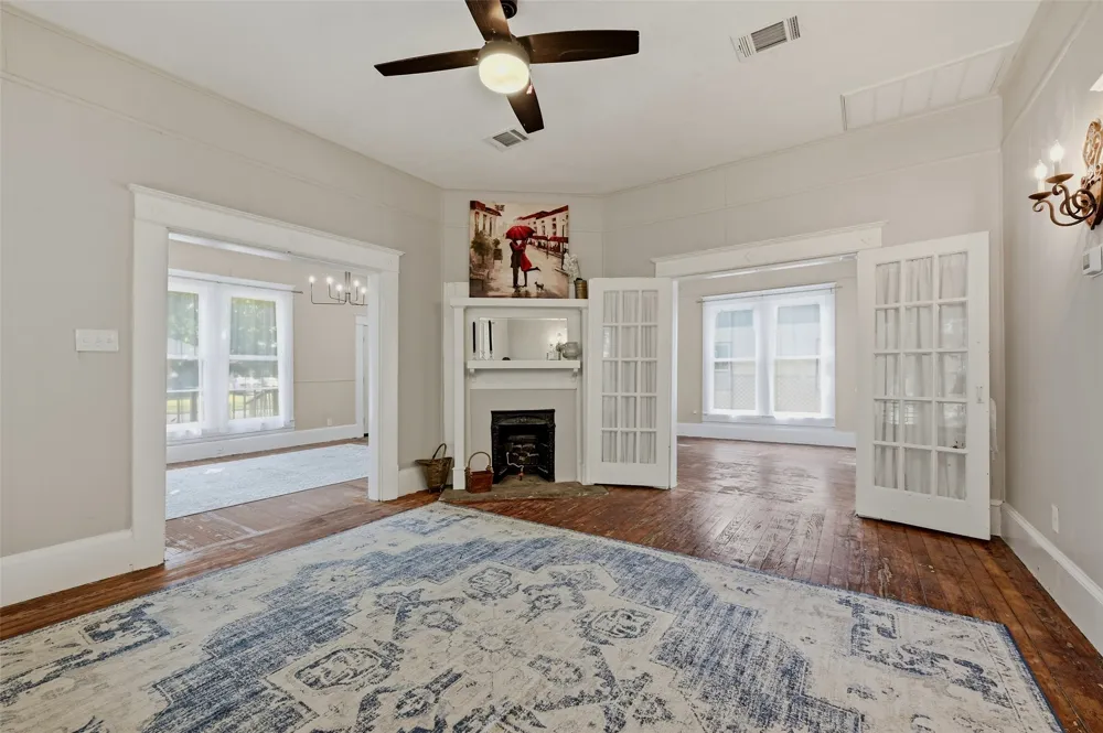 512 S Elm Street Sherman, TX 75090