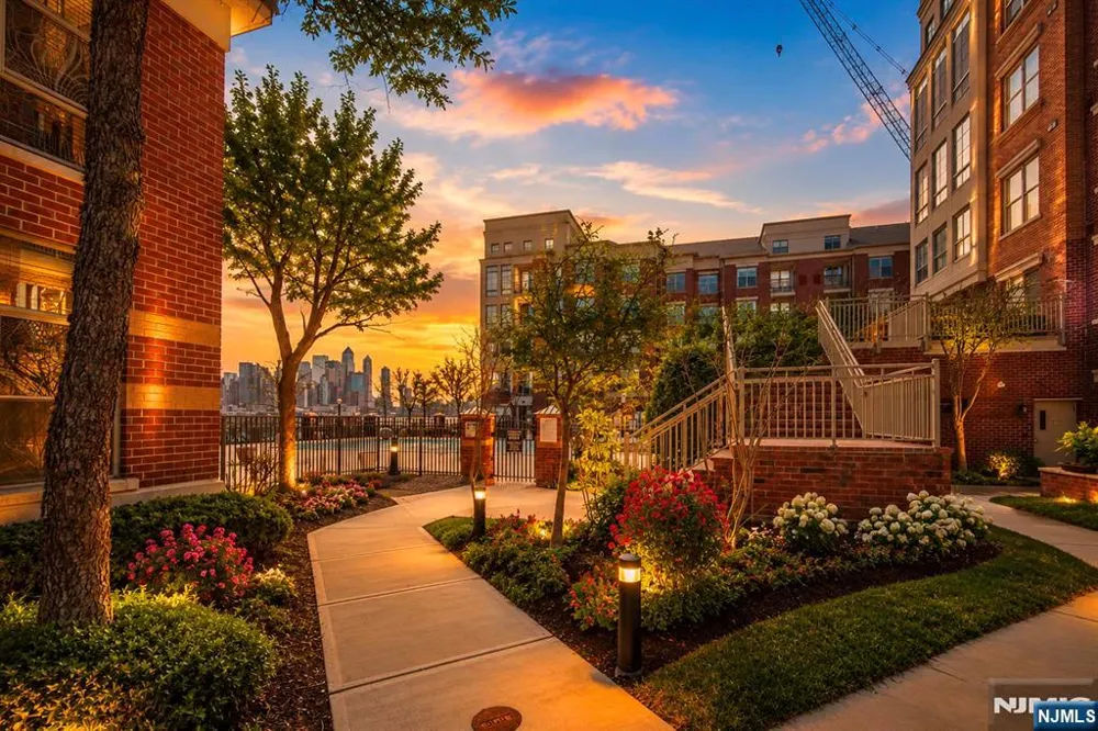 26 Ave At Port Imperial 424 West New York, NJ 07093