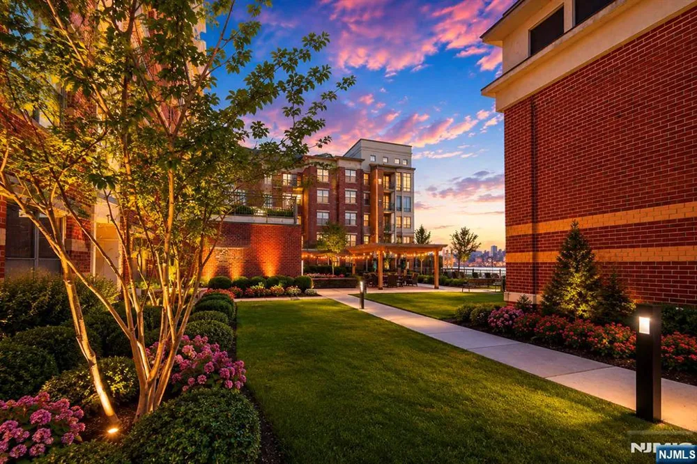 26 Ave At Port Imperial 424 West New York, NJ 07093
