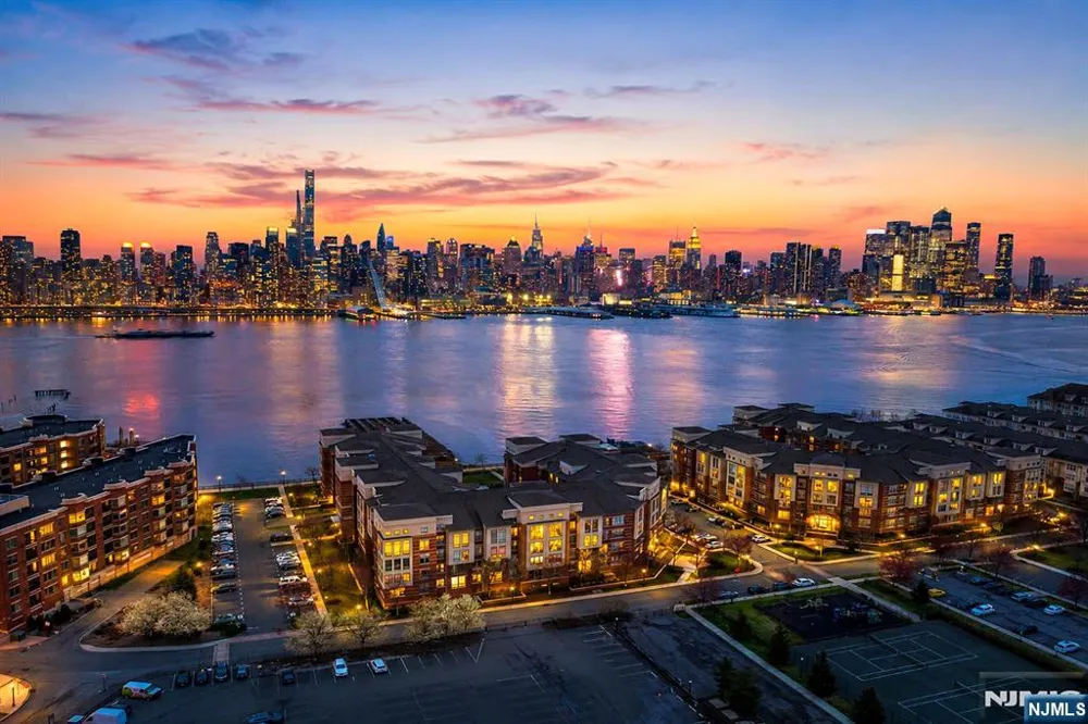 26 Ave At Port Imperial 424 West New York, NJ 07093
