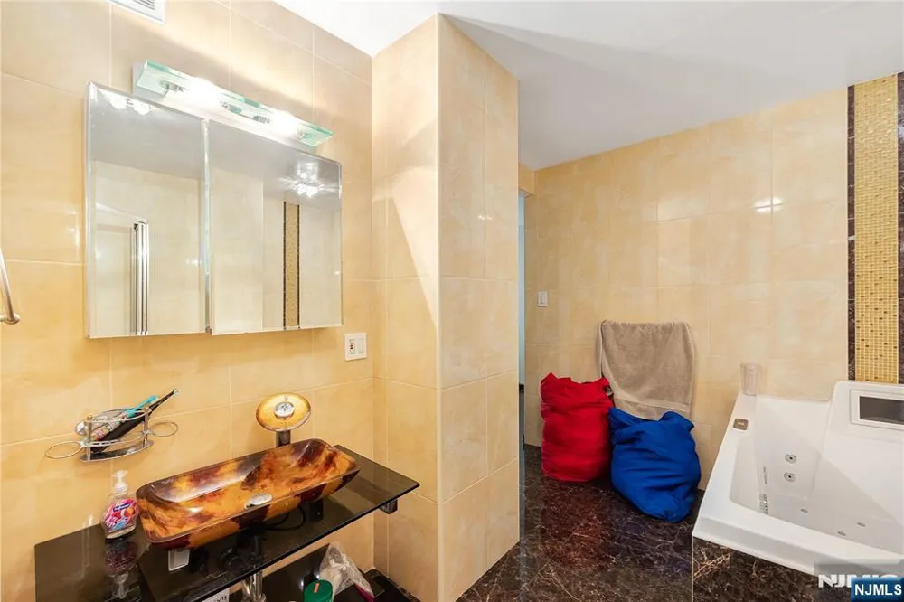 300 Winston Drive 517 Cliffside Park, NJ 07010