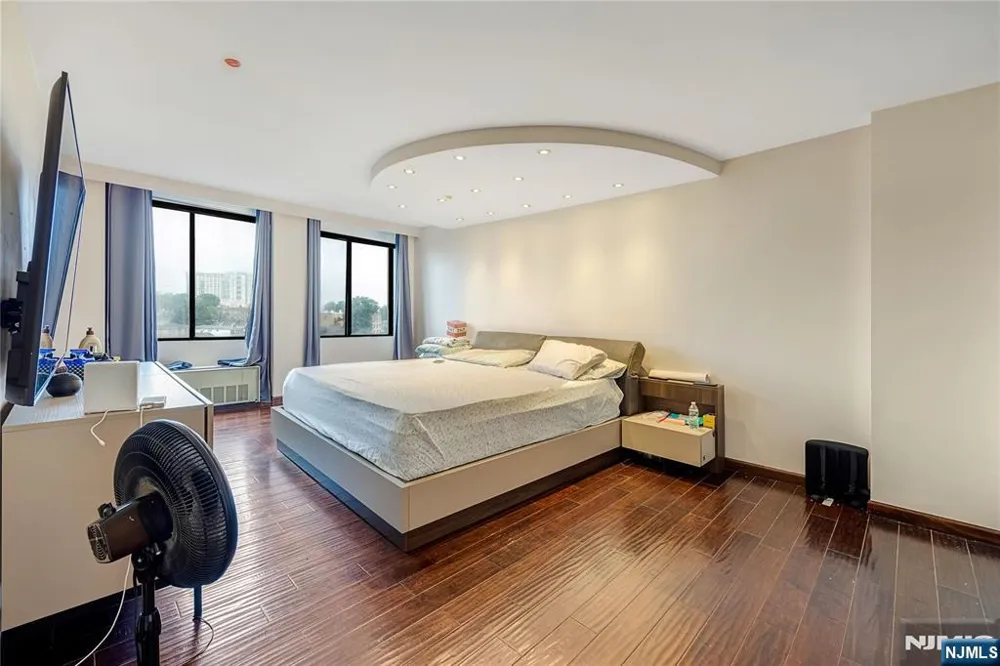 300 Winston Drive 517 Cliffside Park, NJ 07010
