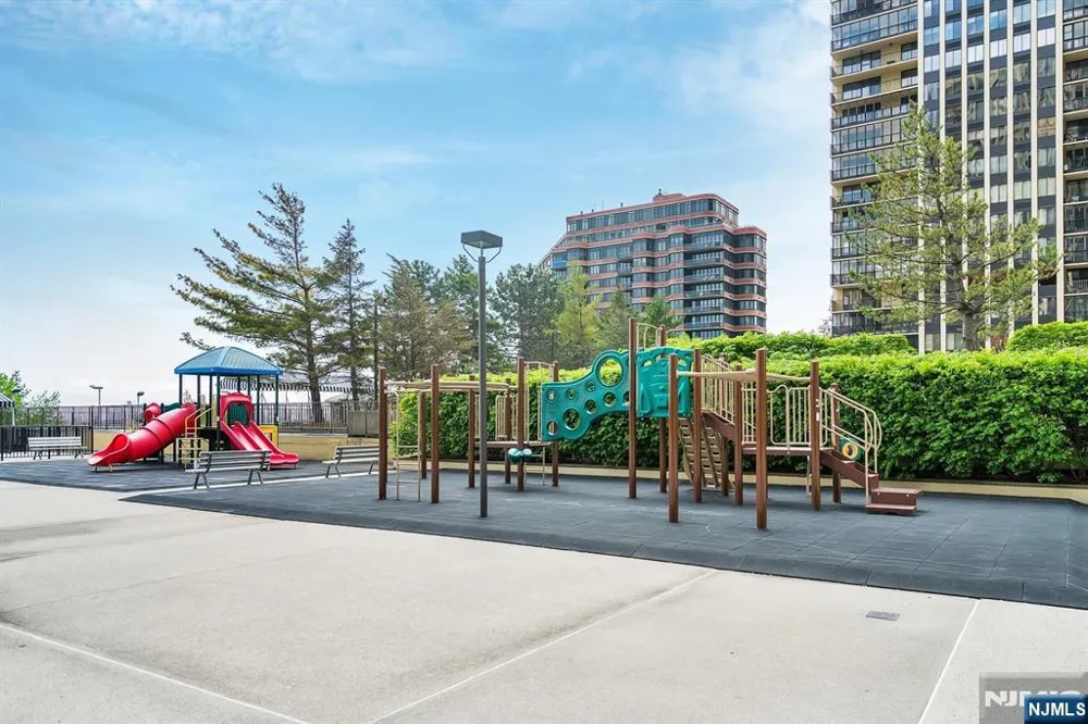 300 Winston Drive 517 Cliffside Park, NJ 07010