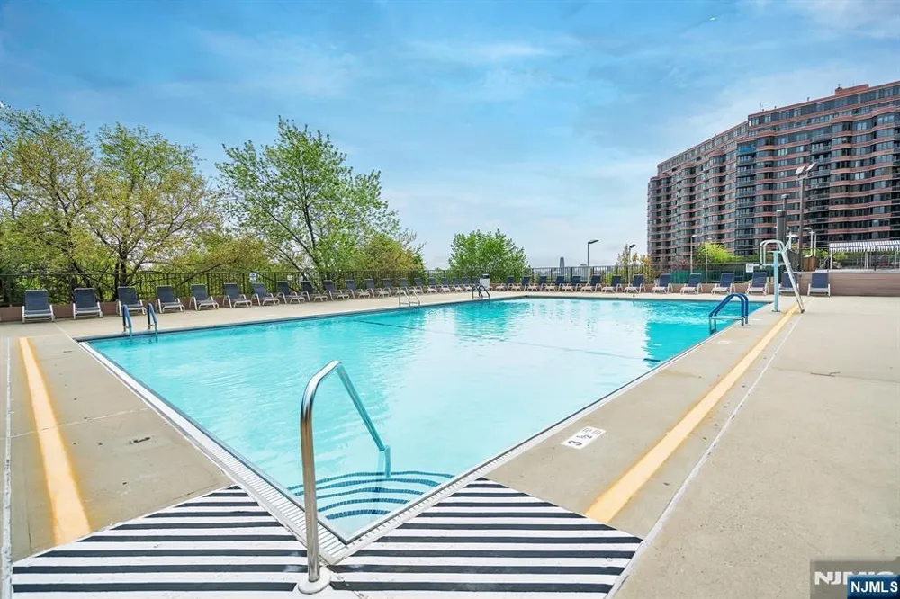300 Winston Drive 517 Cliffside Park, NJ 07010