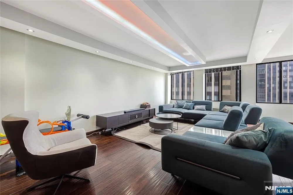 300 Winston Drive 517 Cliffside Park, NJ 07010
