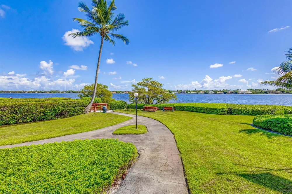103 Half Moon Circle #H1 Hypoluxo, FL 33462