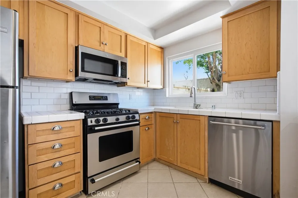 5664 Etiwanda Tarzana, CA 91356
