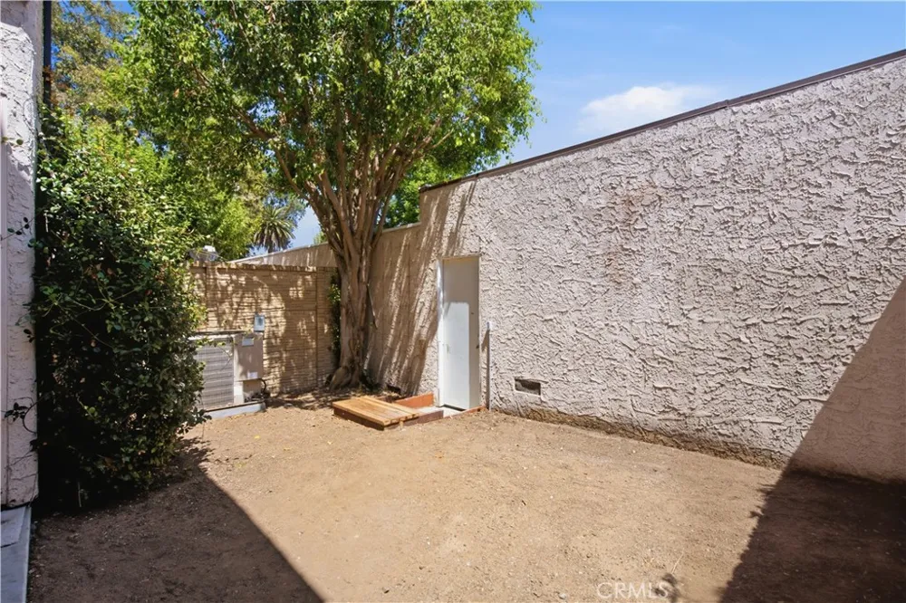 5664 Etiwanda Tarzana, CA 91356