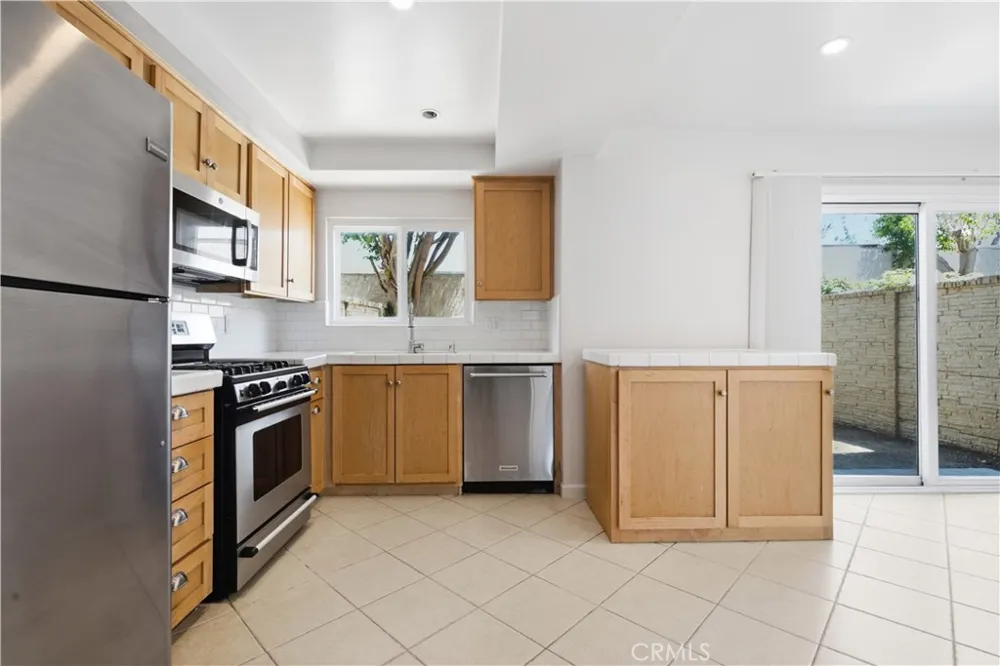 5664 Etiwanda Tarzana, CA 91356