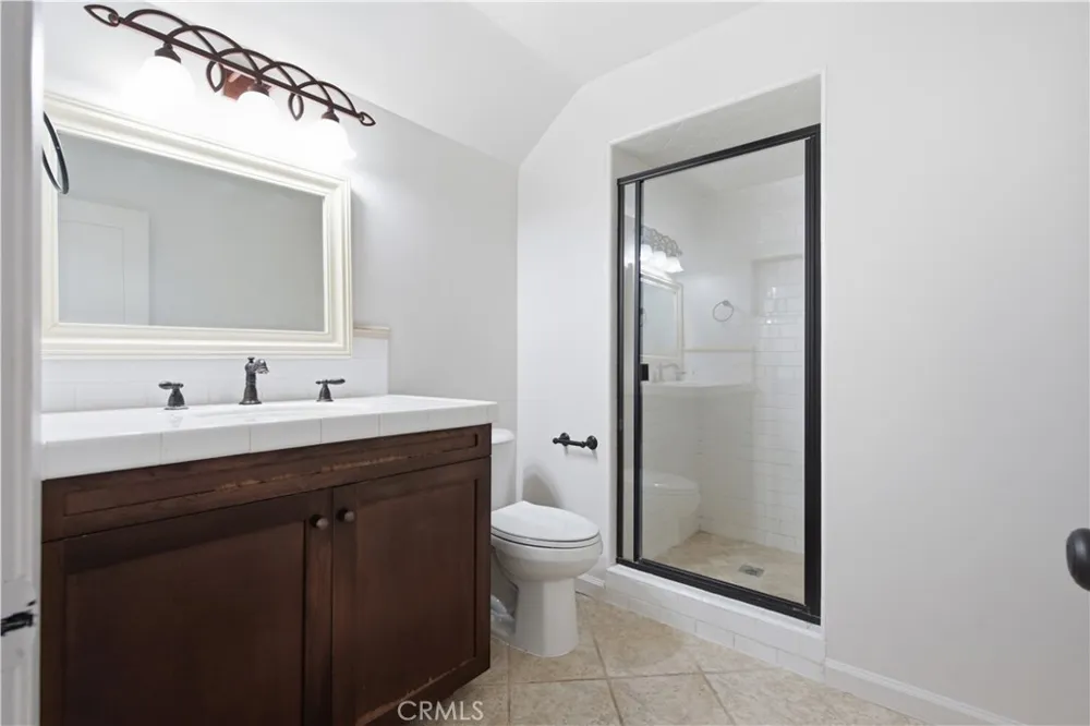 5664 Etiwanda Tarzana, CA 91356
