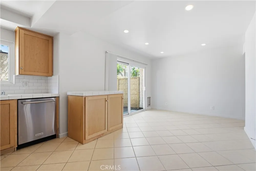 5664 Etiwanda Tarzana, CA 91356