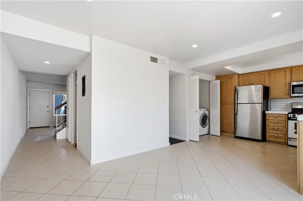 5664 Etiwanda Tarzana, CA 91356