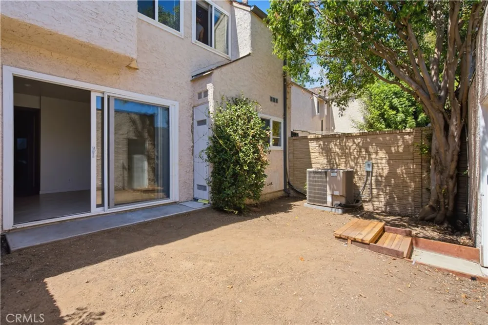 5664 Etiwanda Tarzana, CA 91356