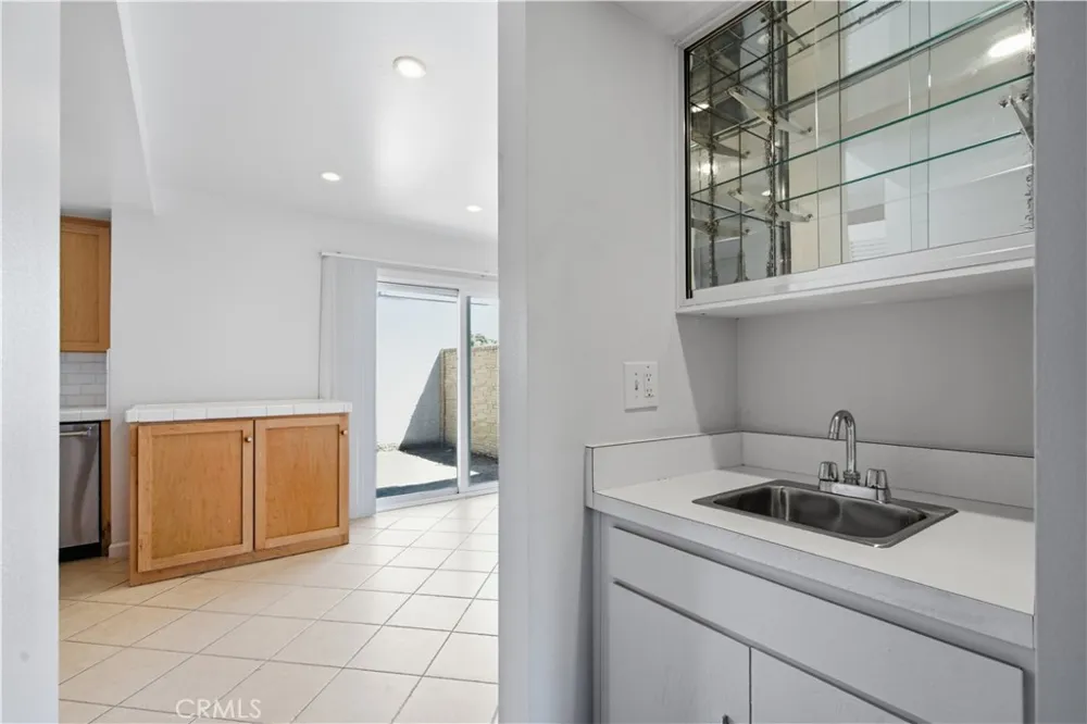 5664 Etiwanda Tarzana, CA 91356