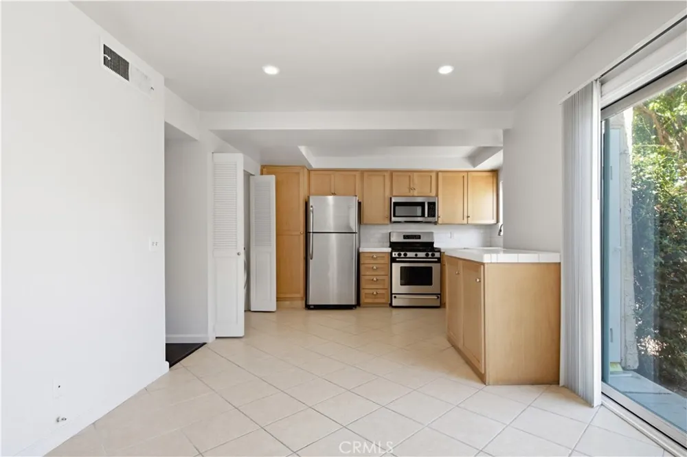 5664 Etiwanda Tarzana, CA 91356