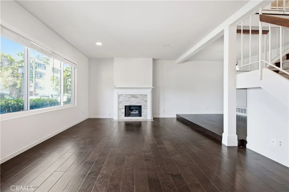 5664 Etiwanda Tarzana, CA 91356
