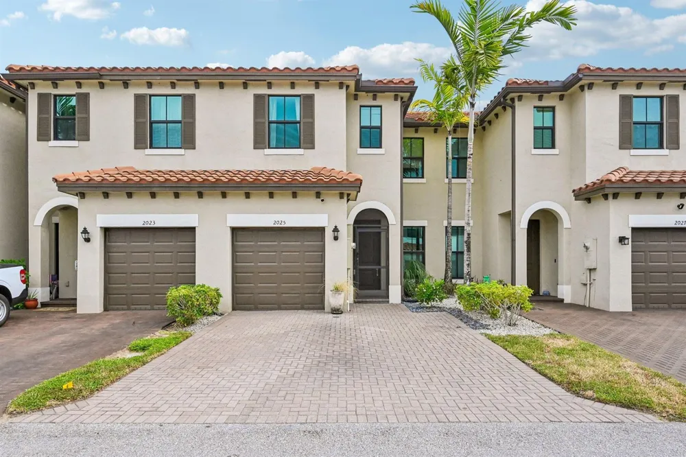 2025 OYSTERWOOD LANE Riviera Beach, FL 33410