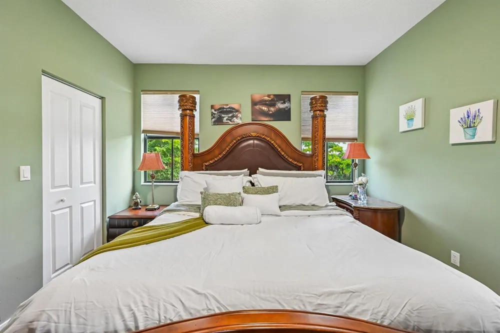 2025 OYSTERWOOD LANE Riviera Beach, FL 33410