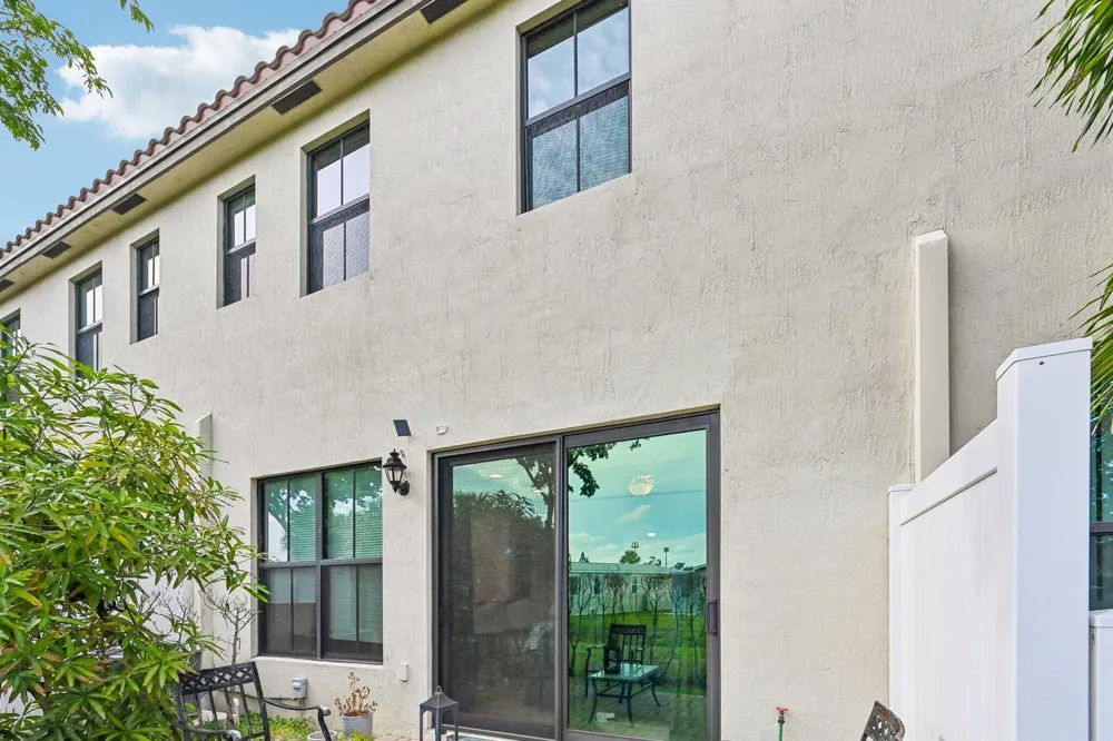 2025 OYSTERWOOD LANE Riviera Beach, FL 33410