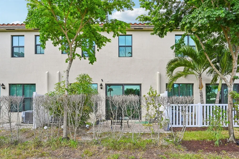 2025 OYSTERWOOD LANE Riviera Beach, FL 33410