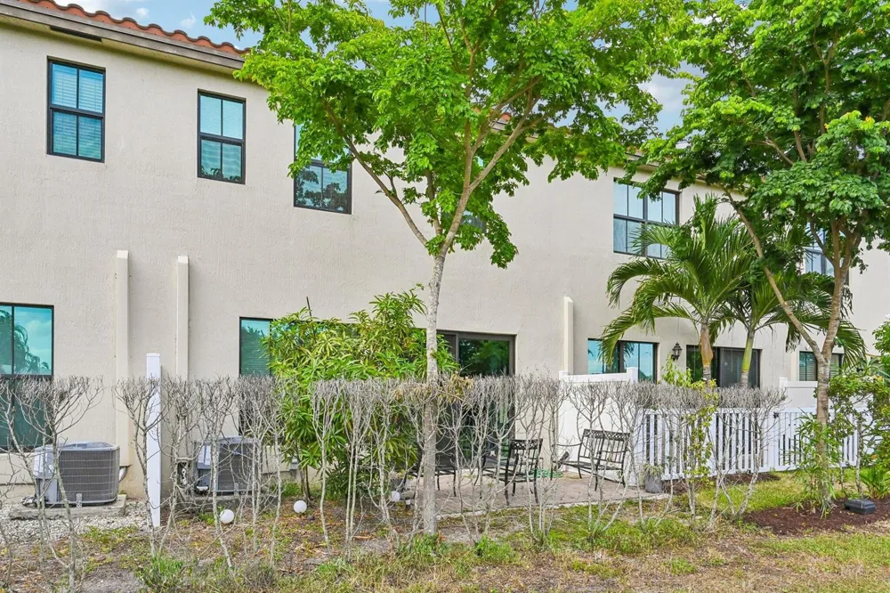 2025 OYSTERWOOD LANE Riviera Beach, FL 33410