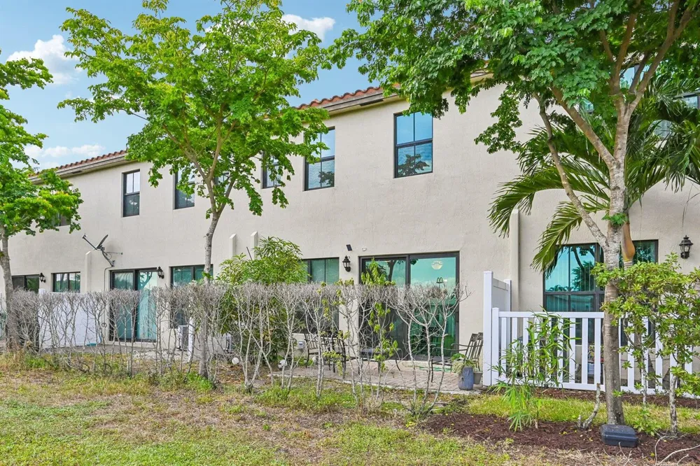 2025 OYSTERWOOD LANE Riviera Beach, FL 33410