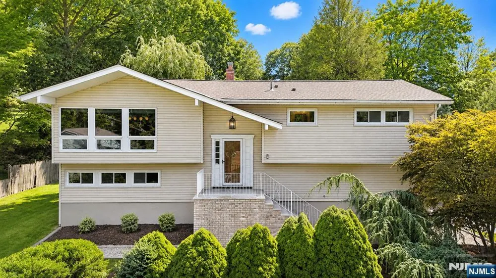2 Columbine Court Montvale, NJ 07645