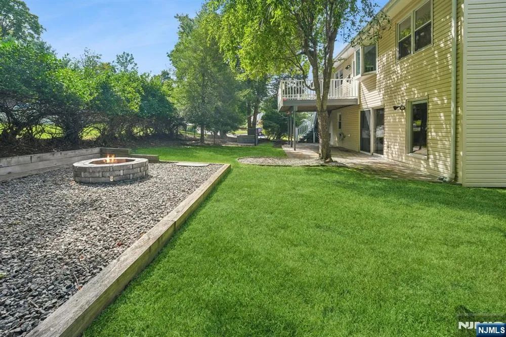 2 Columbine Court Montvale, NJ 07645