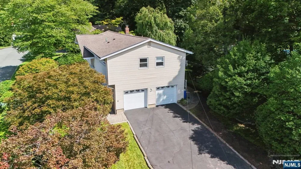 2 Columbine Court Montvale, NJ 07645