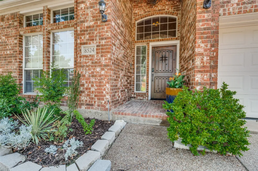 8524 Wellington Point Drive Irving, TX 75063