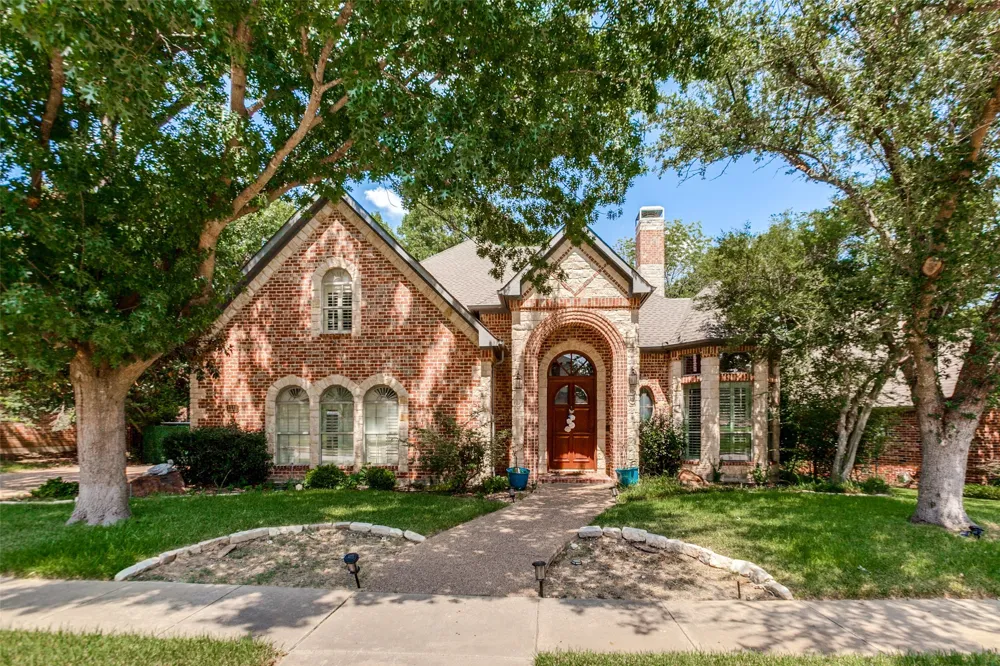 1119 Winding Brook Drive Garland, TX 75044