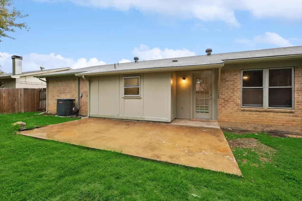 237 Volunteer Drive Arlington, TX 76014